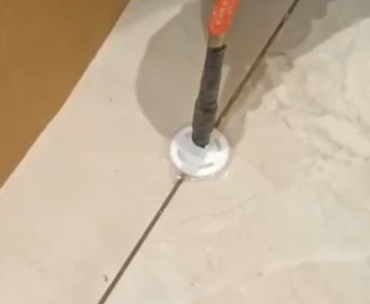 隆子瓷砖空鼓维修公司专业解答瓷砖在铺贴过程中，如果没有涂抹均匀到位的粘结材料（如水泥砂浆或瓷砖胶），可能会导致以下问题